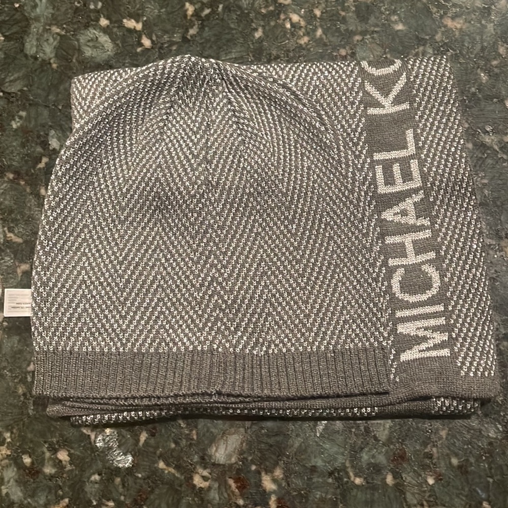 MICHAEL KORS SCARD AND WINTER HAT - Picture 2 of 4